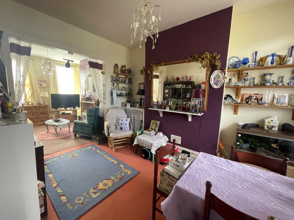 Lot: 129 - FREEHOLD BLOCK OF THREE FLATS FOR INVESTMENT - Maisonette living/dining room